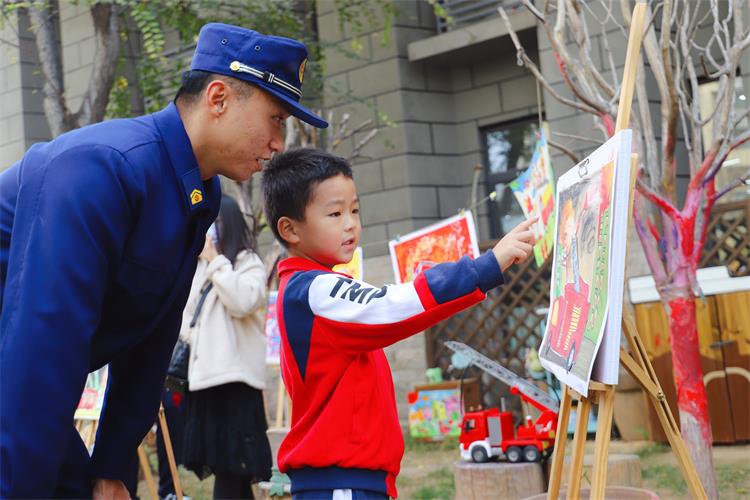 孩子们邀请消防指战员叔叔参观消防画展.jpg